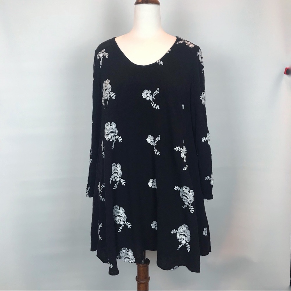 Altar’d State Embroidered Keyhole Top Large